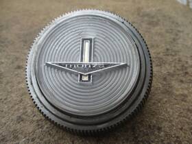 3841872 Chevrolet Vintage Used 1960-1966 Monza Horn Cap Button Nice Petina