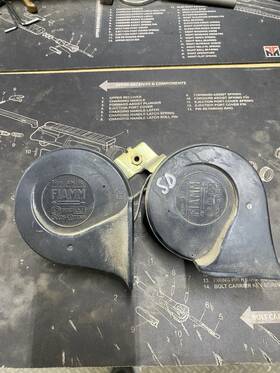 613.fd8s00 Ford Truck 99-05 F250 F350 F450 F550 Excursion Dual High Low Note Horn Assembly Pair
