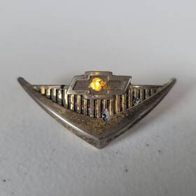3712998 I-5 Classic Chevy 1955-56 V8 Bel Air Steering Wheel Cap Trim Emblem Original Vintage