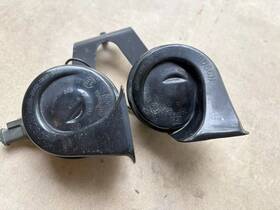 Seat-at993x-k7-05082061ab Mopar 2005-2007 Dodge Caravan Chrysler Town And County Horn Bracket Oem