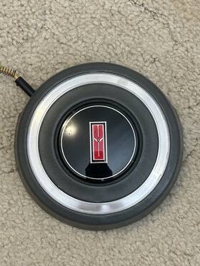 17980640 Oldsmobile 1981-1989 Grey Horn Pad For 2-spoke Sport Type Steering Wheel