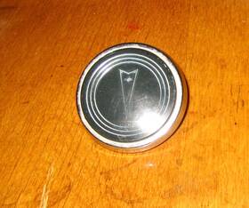 9783135 Pontiac 66205 1960s 1970s Steering Wheel Horn Button Badge Metal With Clips