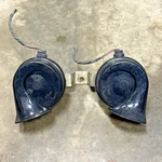 2000-2006 Bmw X5 E53 Low Pitch + High Tone Horn Set. Fixed Price $29.00.