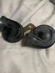 98-10 Volkswagen Beetle Horn Set Of Two W/ Bracket Oem 1C0951223 1C0951221. Fixed Price $17.00.
